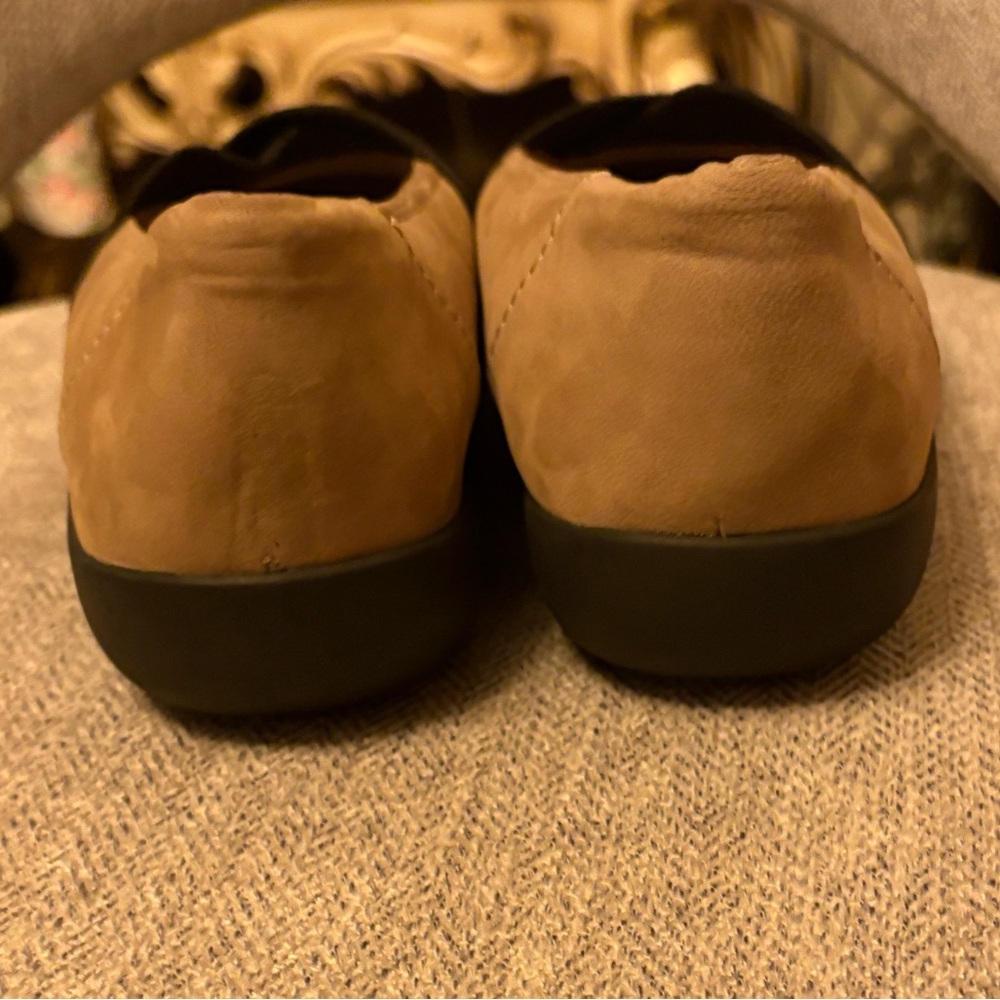Clarks Tan and Black Flats - Picture 10 of 11